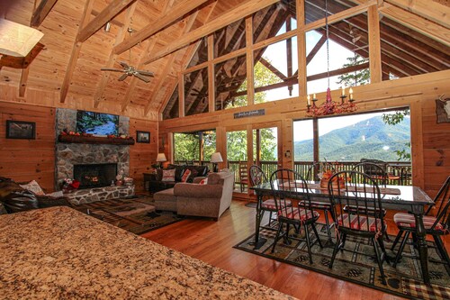 Secluded Mountain Cabin, Amazing Views, Hot Tub,2 Miles to the GSM National Park