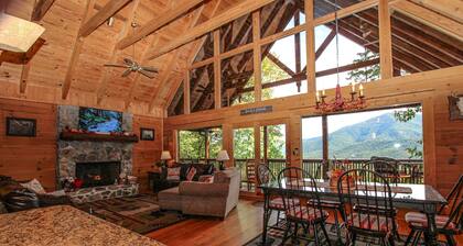 Secluded Mountain Cabin, Amazing Views, Hot Tub,2 Miles to the GSM National Park