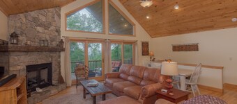 Get-Away Mountain Cabin. Hot Tub, Sunset Mtn. Views, Game Room, Near Asheville