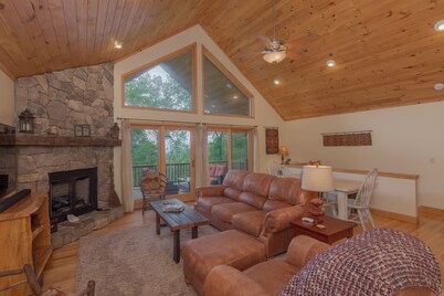 Get-Away Mountain Cabin. Hot Tub, Sunset Mtn. Views, Game Room, Near Asheville