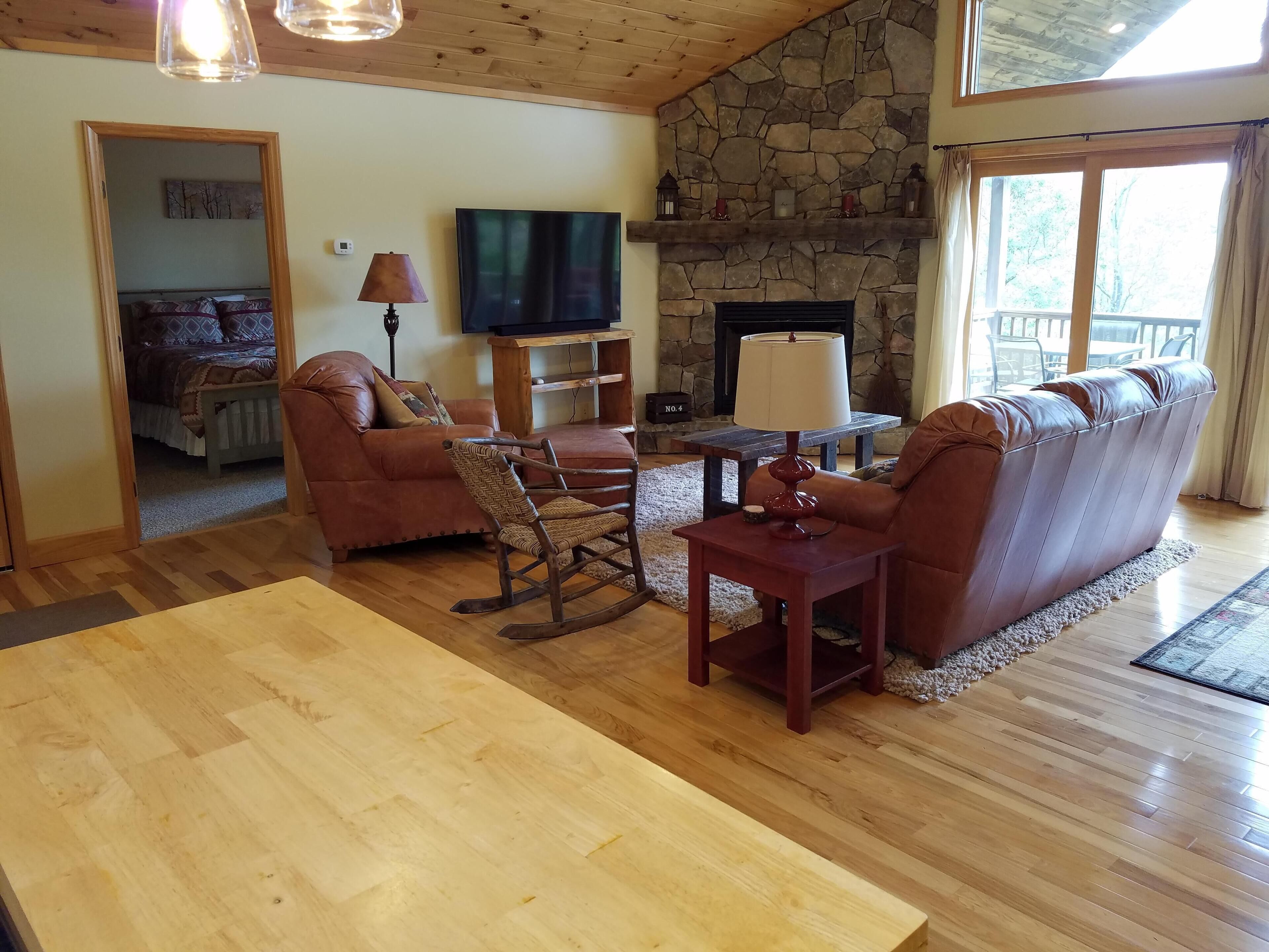 Get-Away Mountain Cabin. Hot Tub, Sunset Mtn. Views, Game Room, Near Asheville