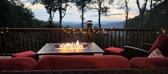 Get-Away Mountain Cabin. Hot Tub, Sunset Mtn. Views, Game Room, Near Asheville
