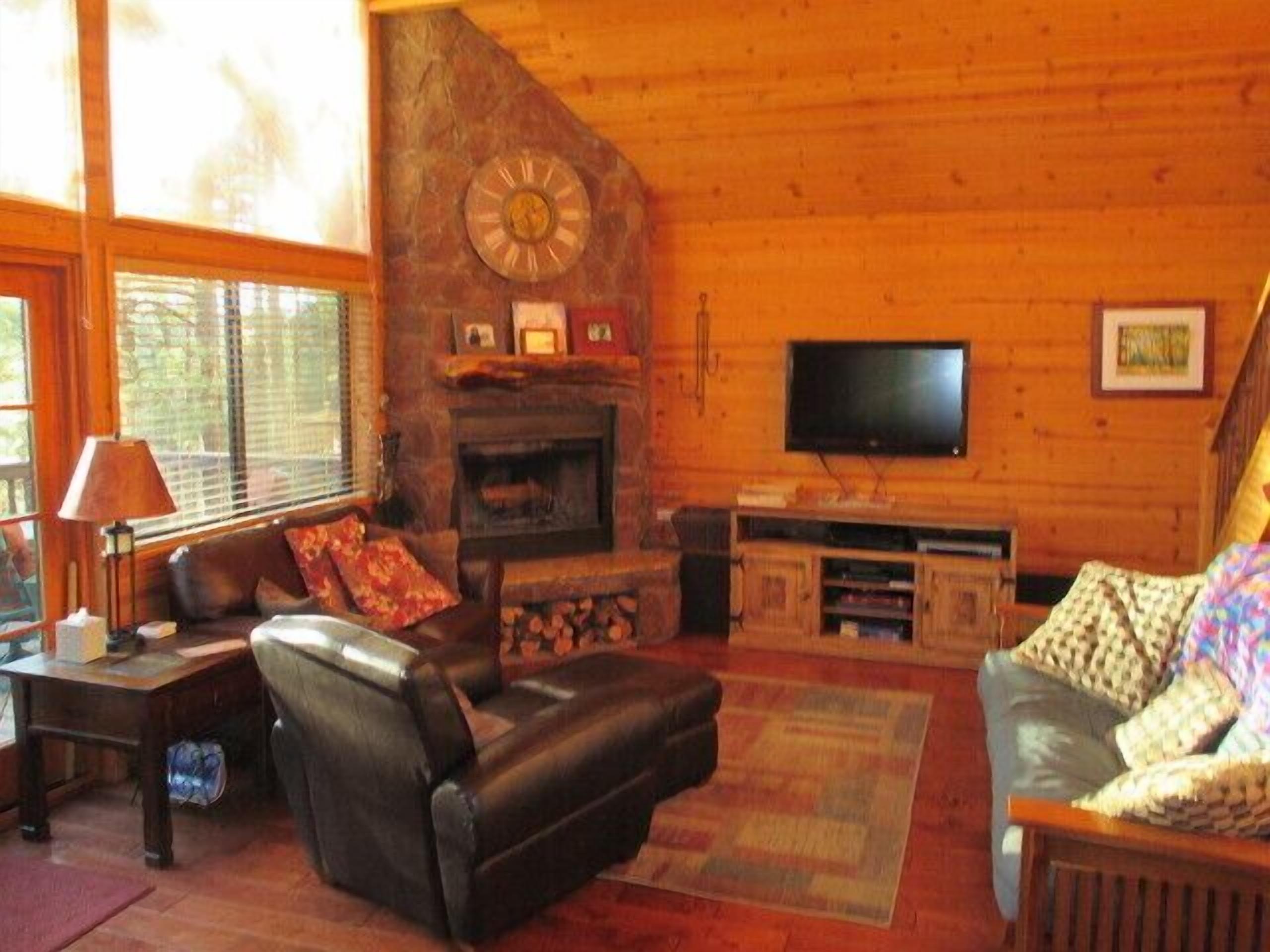 Great Reviews and all home conveniences - Fully Remodeled Cabin!