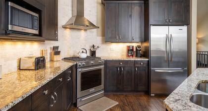 Immaculate Ski In / Walk Out kaupunkiasunto | 4BD 4BA | Uusittu | Prime Location!