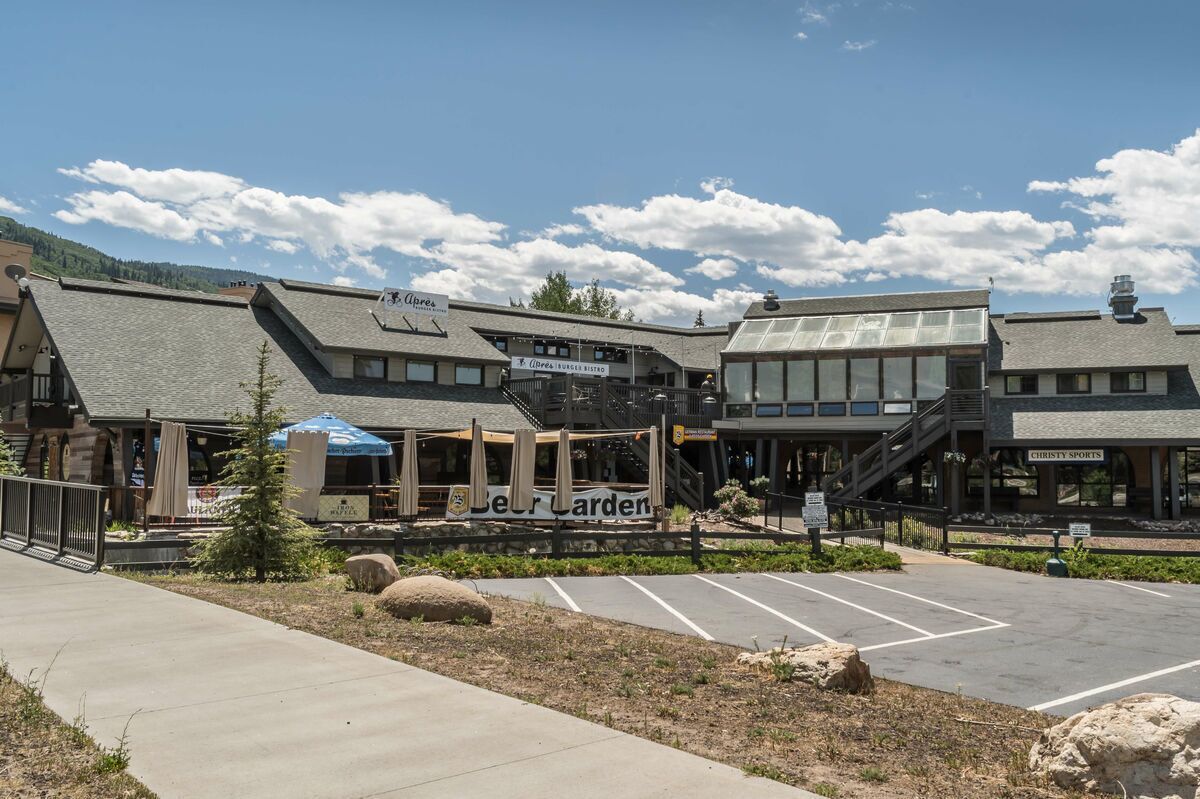 Un edificio con un cartello che riporta 'Leel Garden' e 'Christy Sports'.