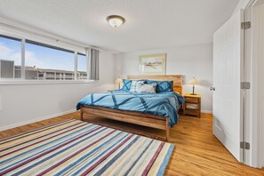 2 bedrooms, iron/ironing board, free WiFi, bed sheets - Nye Beach, Restaurants, Shop! Walk to the Beach! (Newport)