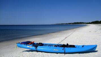 Beach nearby, sun loungers, beach towels
