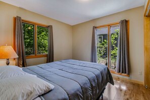 6 slaapkamers, een strijkplank/strijkijzer, reisbedje, gratis wifi