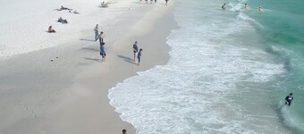 Ultimate Family Home!   Game Porch / No Stairs / Pets / Pool / Tesla Charger