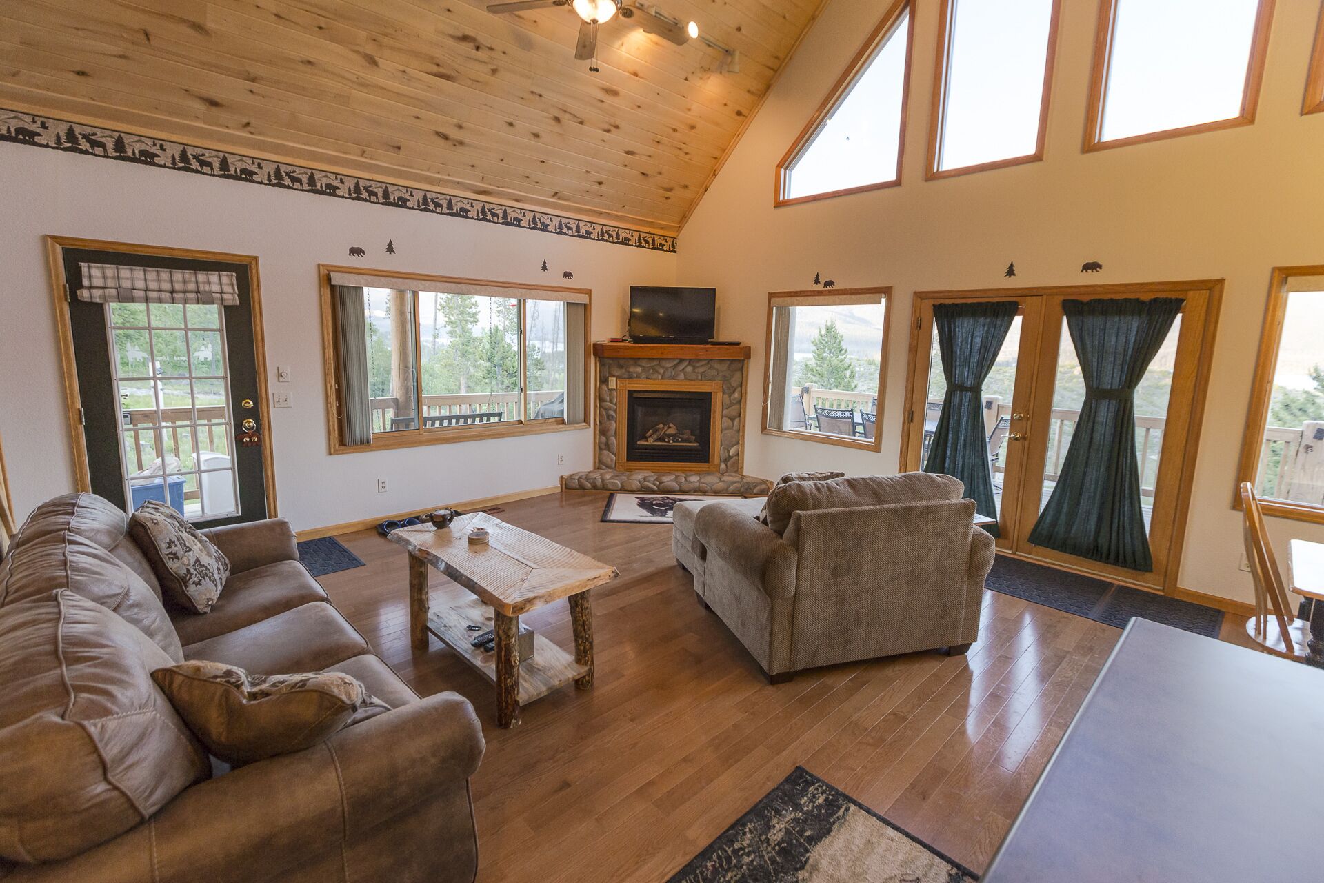 Dog Friendly  with Lake and Mountain Views!