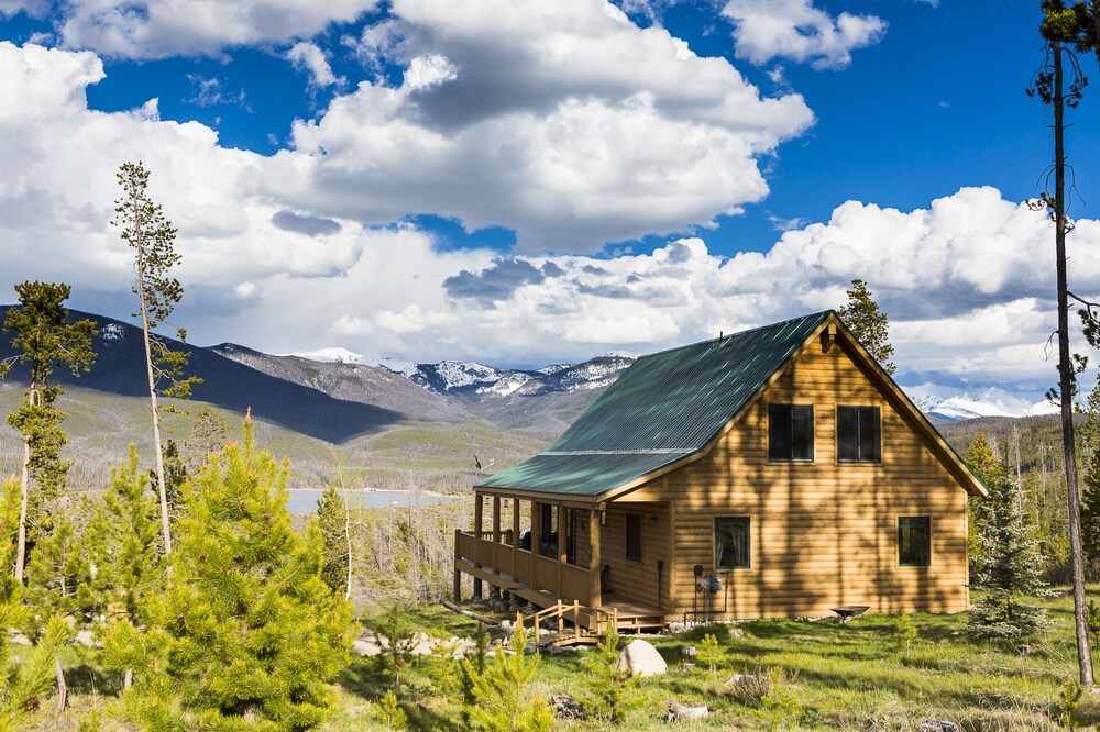 Dog Friendly with Lake and Mountain Views!