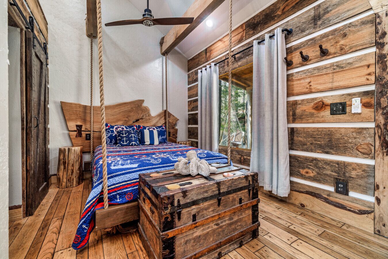 Skrivebord, strykejern/-brett, wi-fi (inkludert) og sengetøy