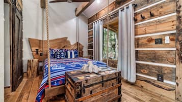 Skrivebord, strykejern/-brett, wi-fi (inkludert) og sengetøy