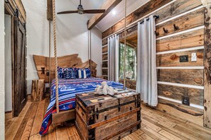 Escritorio, tabla de planchar con plancha, wifi gratis y ropa de cama 