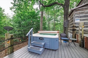 Outdoor spa tub - Dock Holiday at Fox Pass Cabins (Hot Springs)