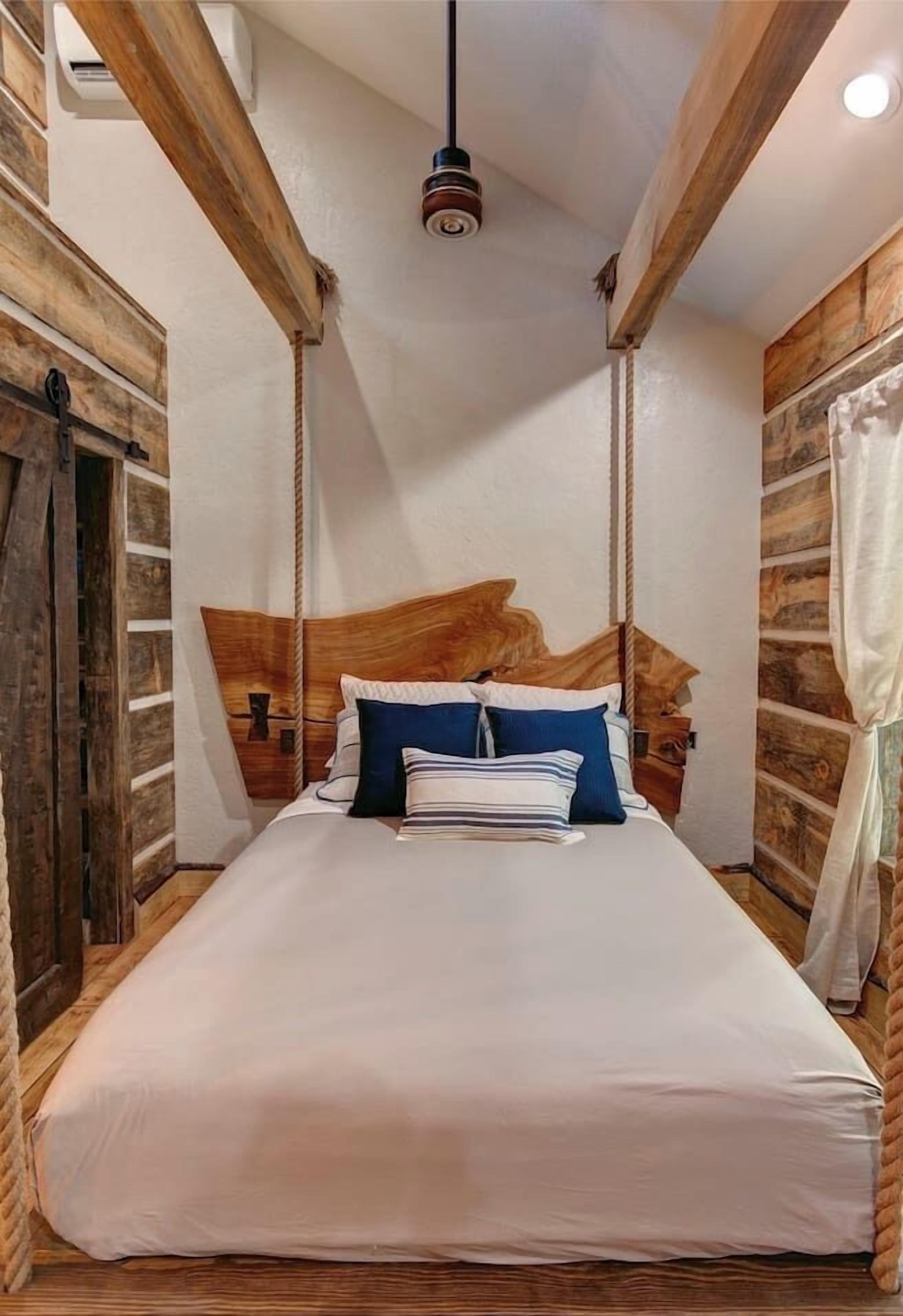 Skrivebord, strykejern/-brett, wi-fi (inkludert) og sengetøy