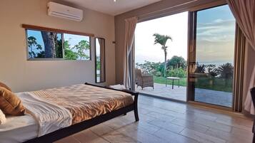 6 quartos, cofres nos quartos, escrivaninha