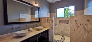 Douche, baignoire à remous, séchoir à cheveux, bidet