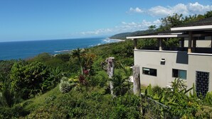 Une maison moderne avec vue sur l’océan.