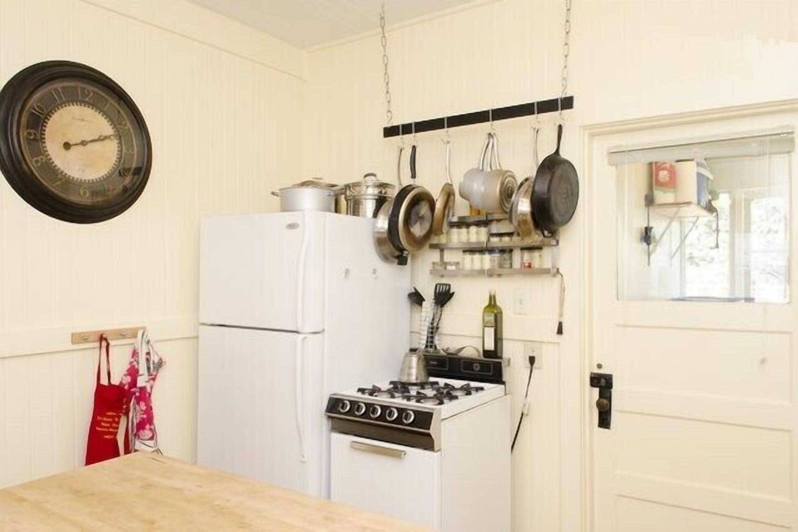 Downtown Private Home With Backyard