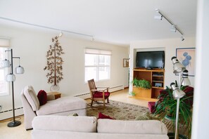Smart TV - Spacious and conveniently located duplex (Anchorage)
