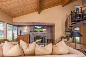 Smart-tv, een open haard, boeken en een stereo