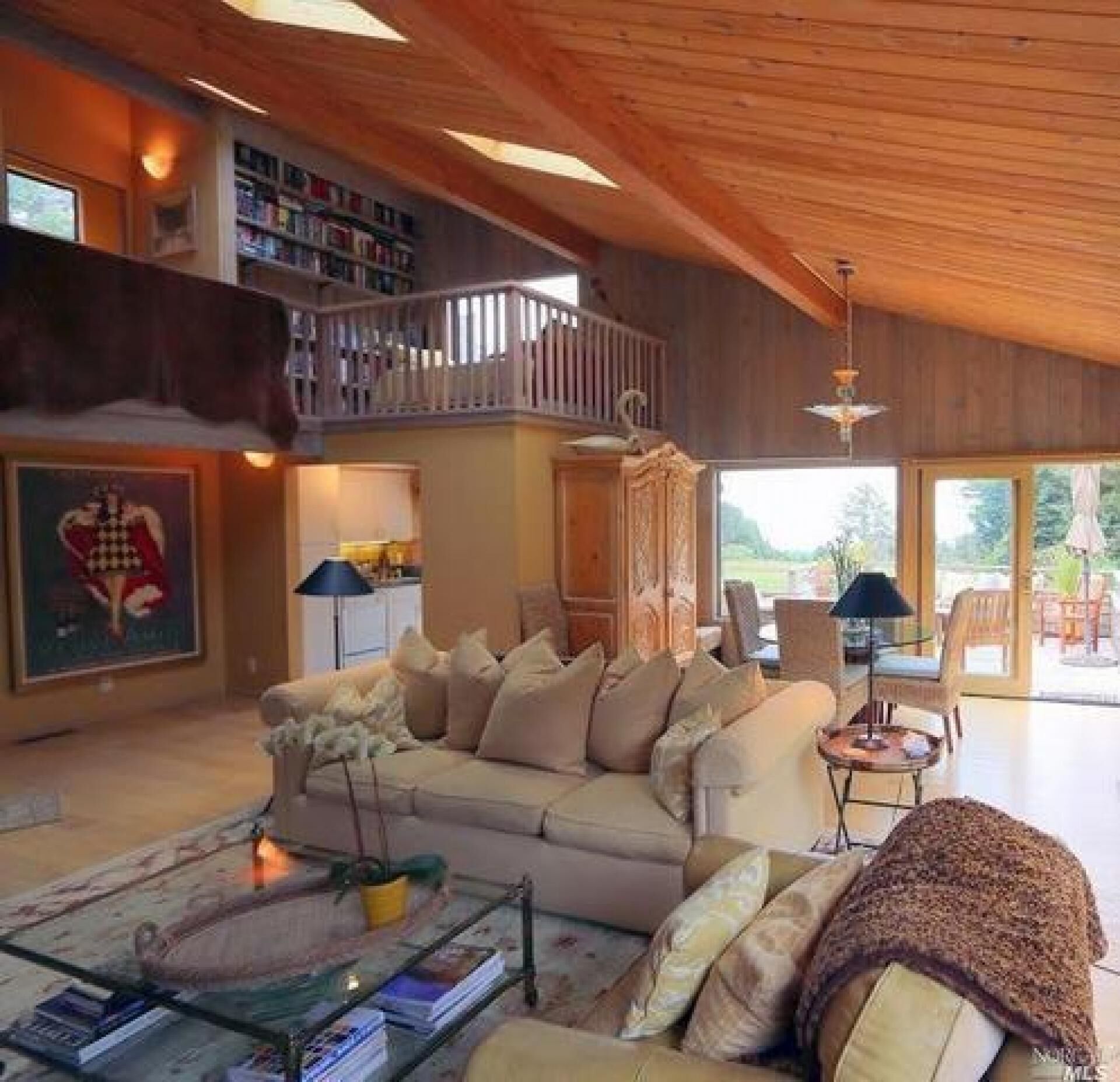 智能电视、壁炉、书、立体声音响