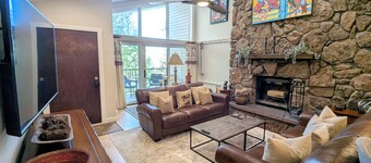 Spacious Condo w/ FREE WiFi, Parking, Heated Pool, Hot Tubs, Skier Shuttle