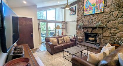 Spacious Condo w/ FREE WiFi, Parking, Heated Pool, Hot Tubs, Skier Shuttle
