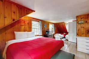 4 bedrooms, internet, bed sheets - Historic riverfront home with boathouse & private dock - dogs OK (Boothbay)