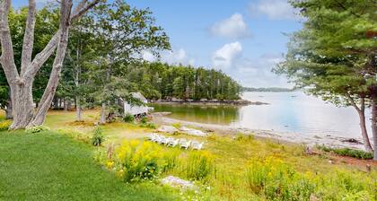 Historic riverfront home with boathouse & private dock - dogs OK