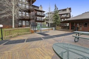 Outdoor dining - Comfortable Ski-In Condo - Walk to Lift & Just Blocks from Downtown Main Street (Breckenridge)