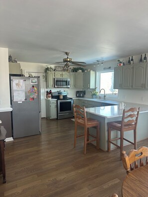 Fridge, microwave, oven, stovetop - VT Football VT and Radford Graduation Rental - Peaceful and private setting (Blacksburg)