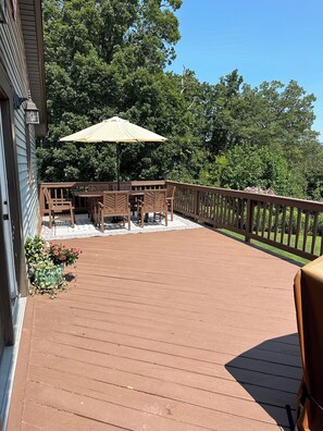 Outdoor dining -  VT Football VT and Radford Graduation Rental - Peaceful and private setting (Blacksburg)