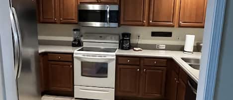 Geladeira, micro-ondas, fogão, cooktop