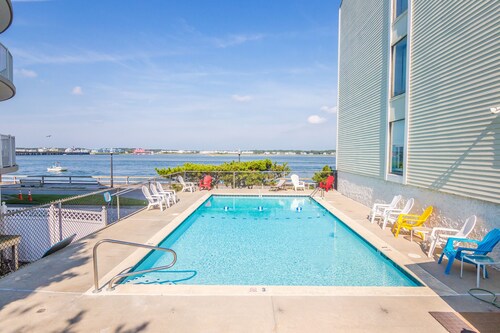 High End Updates, Open Bay Views, Bayfront pool, 3 blocks to beach/boardwalk!