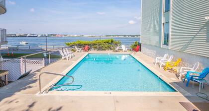 High End Updates, Open Bay Views, Bayfront pool, 3 blocks to beach/boardwalk!