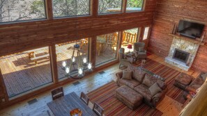 TV - Two Story Luxury Lodge A Great Family Getaway (Leakey)
