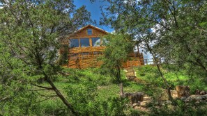 Exterior - Two Story Luxury Lodge A Great Family Getaway (Leakey)