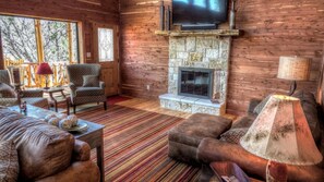 TV - Two Story Luxury Lodge A Great Family Getaway (Leakey)