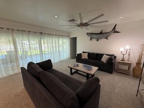 Älytelevisio, takka, DVD-soitin, pöytätennispöytä