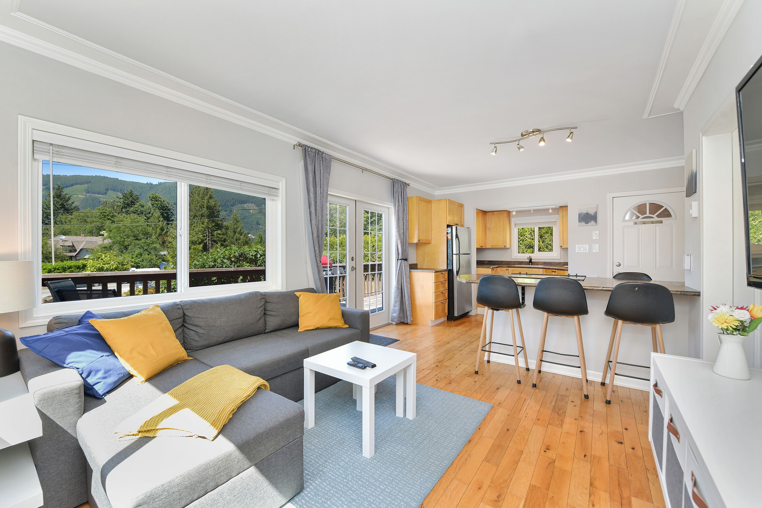 Cozy Cottage Style House In The Heart Of Lake Cowichan