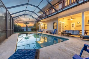 Una piscina al aire libre, una piscina climatizada