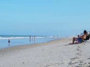 Ligstoelen aan het strand, strandlakens