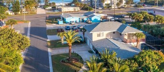 SAND CASTLE: Big beach house. Walk to Beach. Heated Pool in screened pool house.