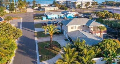 SAND CASTLE: Big beach house. Walk to Beach. Heated Pool in screened pool house.