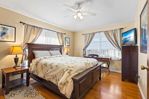 5 sovrum, skrivbord, strykjärn/strykbräda och resesäng