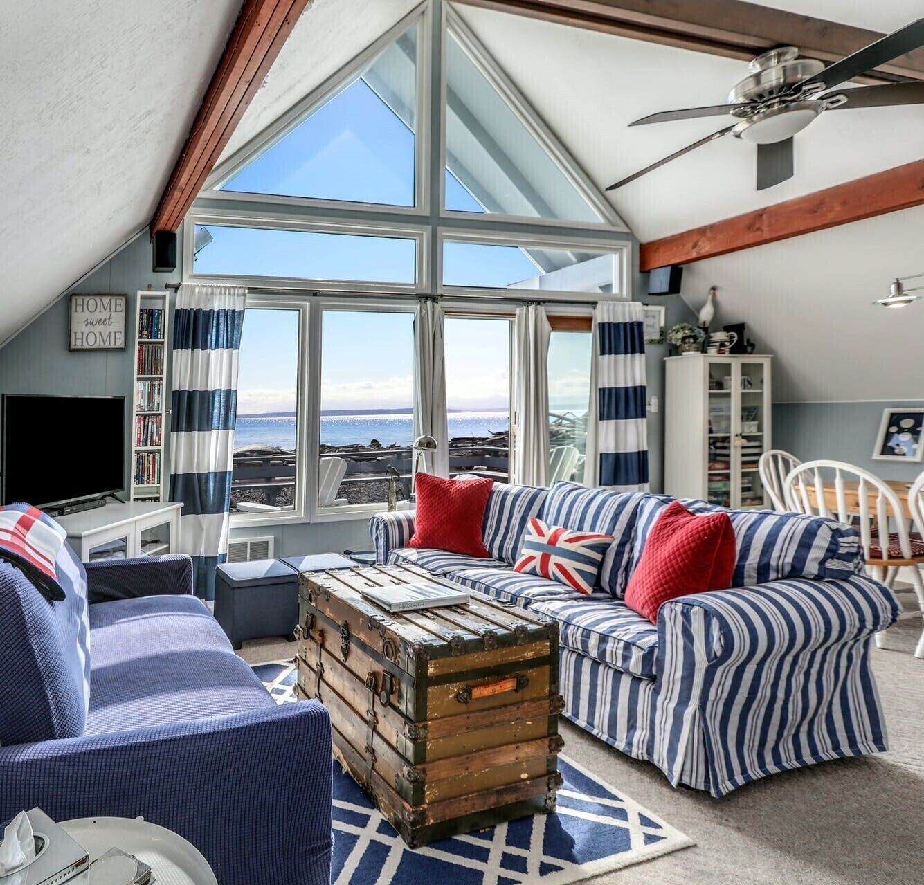 Whidbey Island Beach Cottage, ON THE BEACH at Admiralty Inlet! Sunset Views!