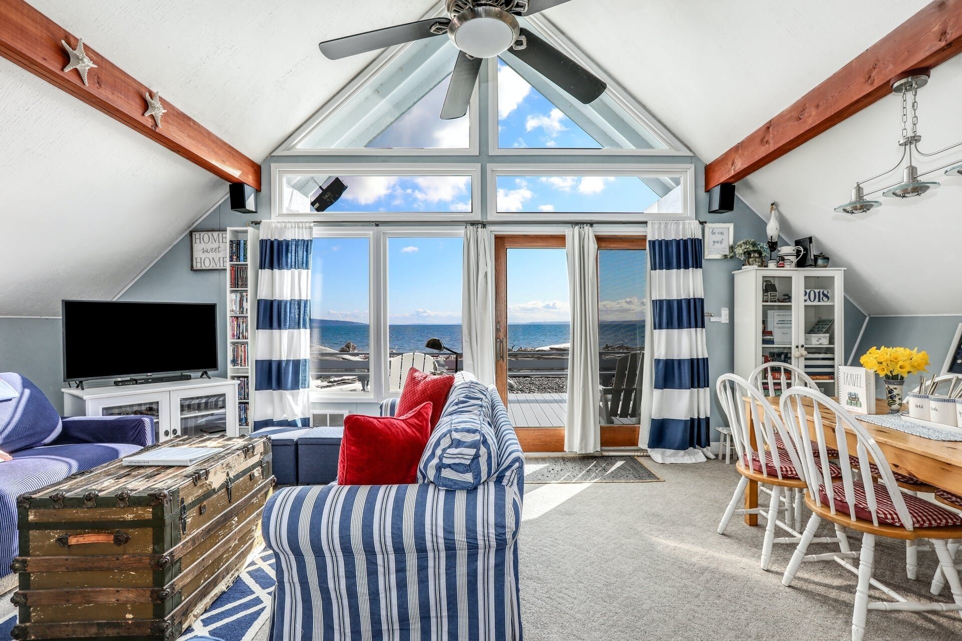 Whidbey Island Beach Cottage, ON THE BEACH at Admiralty Inlet! Sunset Views!