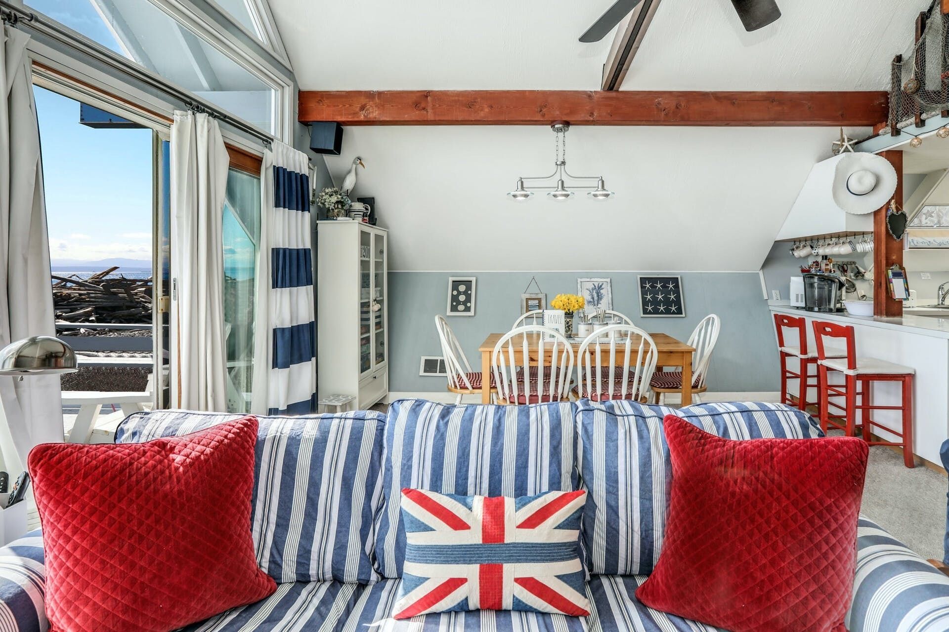 Whidbey Island Beach Cottage, ON THE BEACH at Admiralty Inlet! Sunset Views!